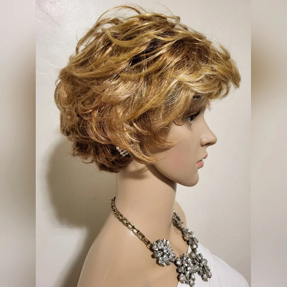 Golden Blonde Short Wig - Picture 4 of 7